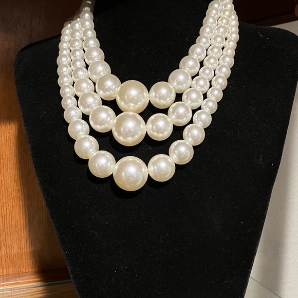 Jewelry - Elegant Pearl Necklace